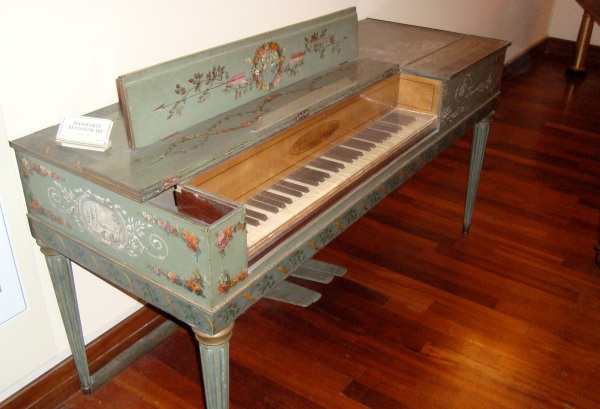 Pianoforte Erard de 1781. Las decoraciones siguen recordando a las de un clavecín, pero obviamente no es un piano como conocemos hoy en día.
